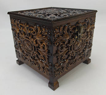 Різьблена дерев'яна квадратна шкатулка з натуральної черешні 14.6×14.6×13.5 см | Оксамитове дно | Подарунок ручної роботи