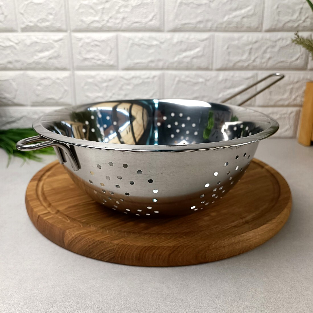 Друшляк з нержавіючої сталі 22 см з великими отворами і довгою ручкою-стопором