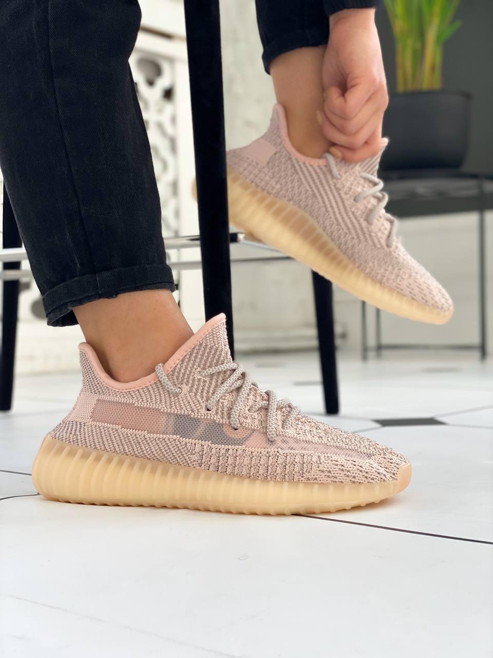 Світлі кросівки жіночі Adidas Yeezy 350. Класні жіночі кроси Адідас ІЗІ 350.