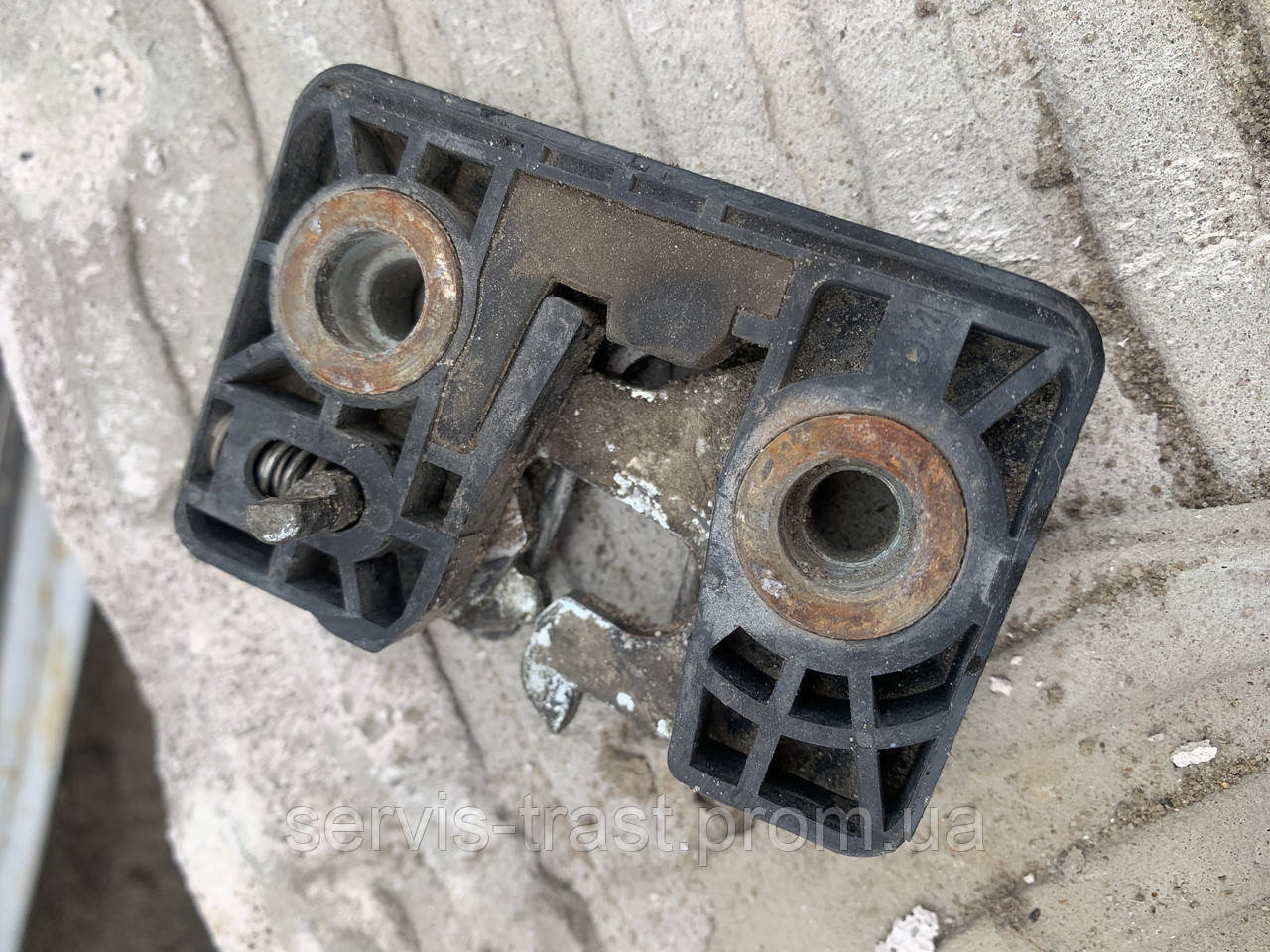 Замок задній правий Skoda Felicia