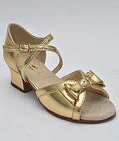 Туфли танцевальные для девочки на блок-каблуке золотые.