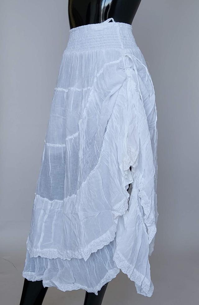 фотографія  жіноча спідниця білого кольору