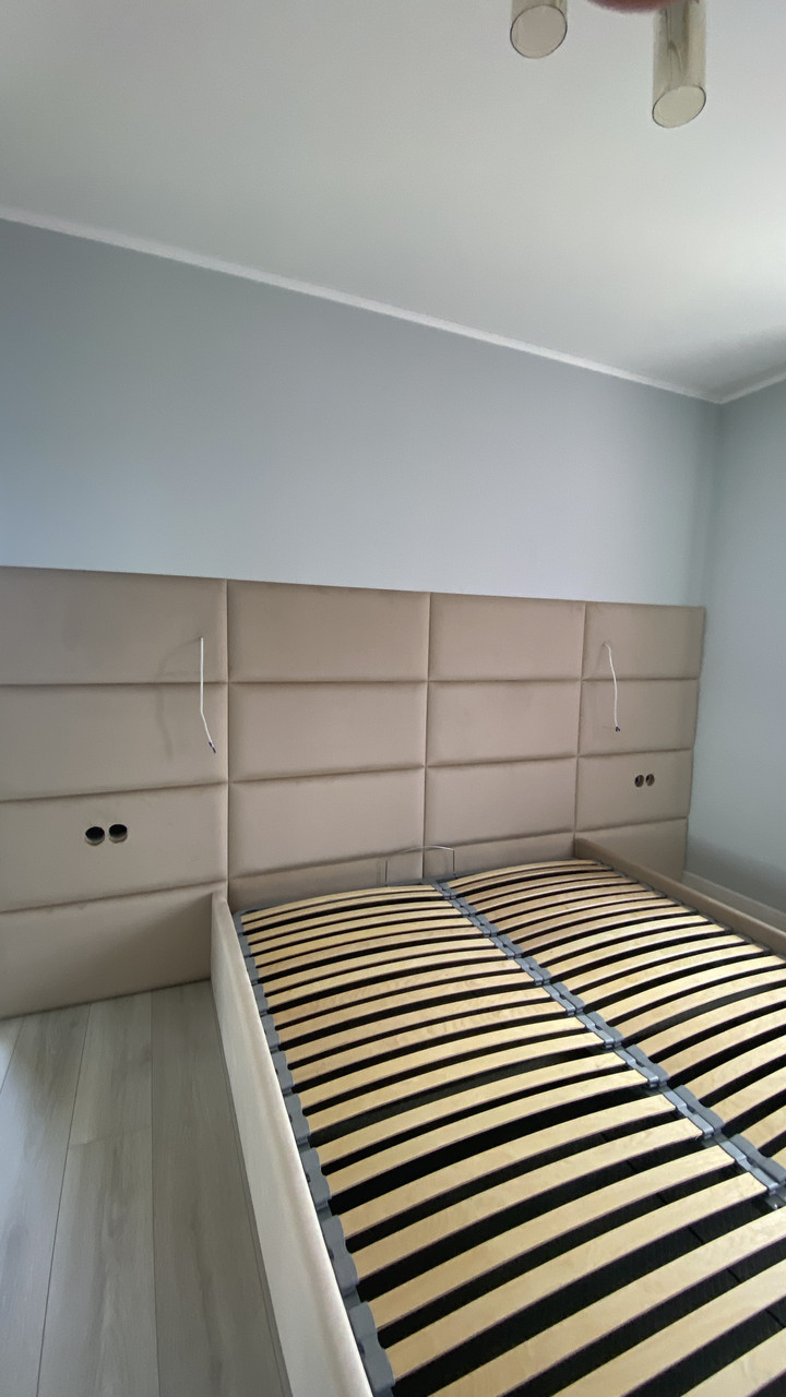 Ліжко та м‘яка панель