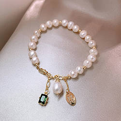 Жіночий літній браслет з білим перлам і підвісками