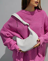 Жіноча сумка багет на плече з екошкіри напівкругла, білий клатч з широким ремінцем кроссбоді