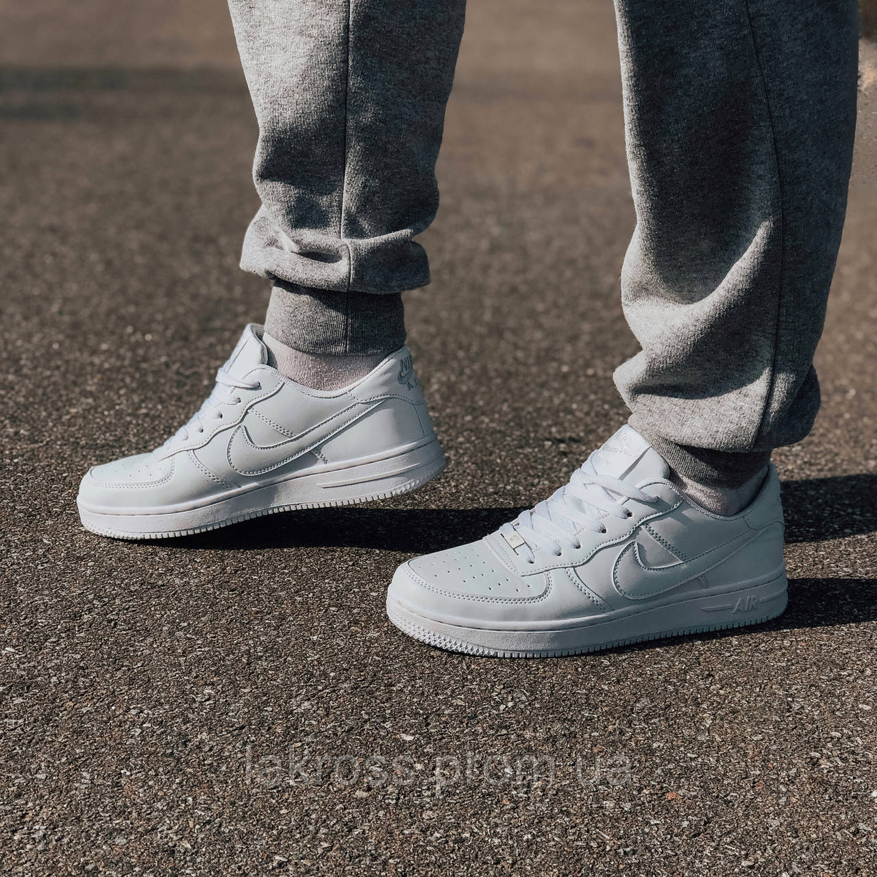 Nike air force 1 low retro qs light bone deals
