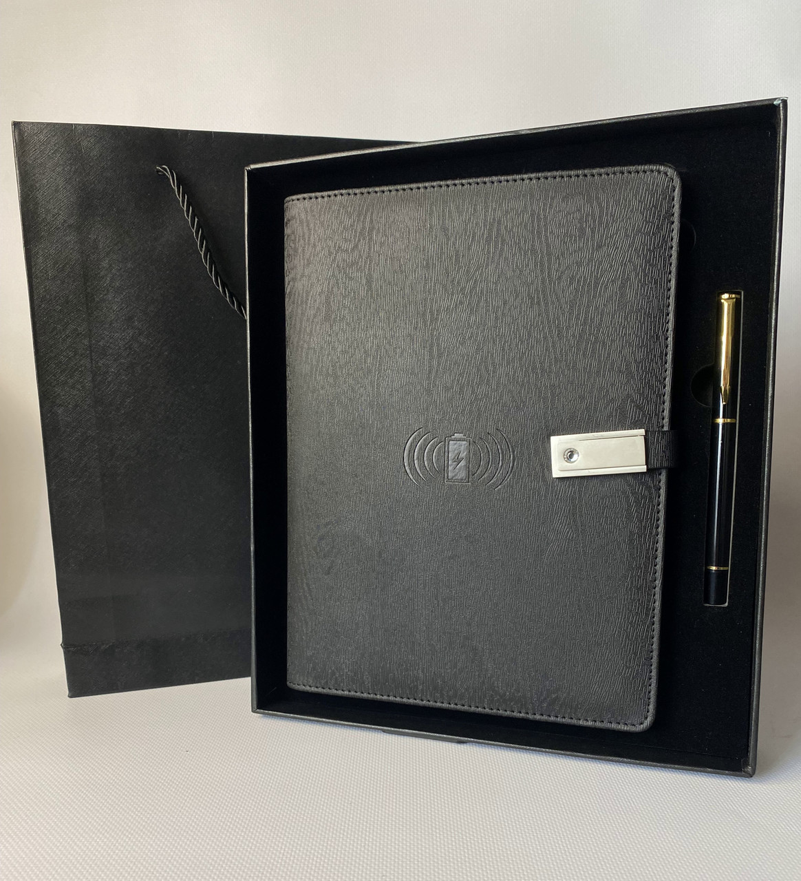 Блокнот щоденник з екошкіри з бездротовою зарядкою і Powerbank 8000 мА·год із ручкою Чорний