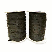 Круглі пластикові кнопки на чорній стрічці.