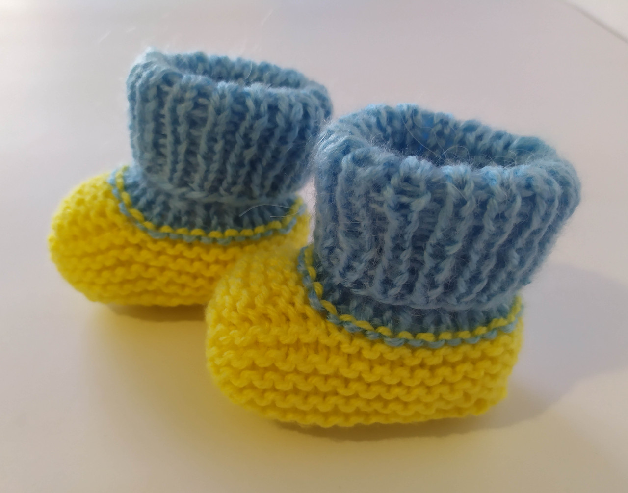 Дитячі в'язані пінетки шкарпетки для новонародженого 3-6 місяців жовто-блакитні довжина стопи 10см для хлопчика