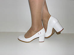 Туфлі жіночого білого кольору на середньому підборі розмір 39