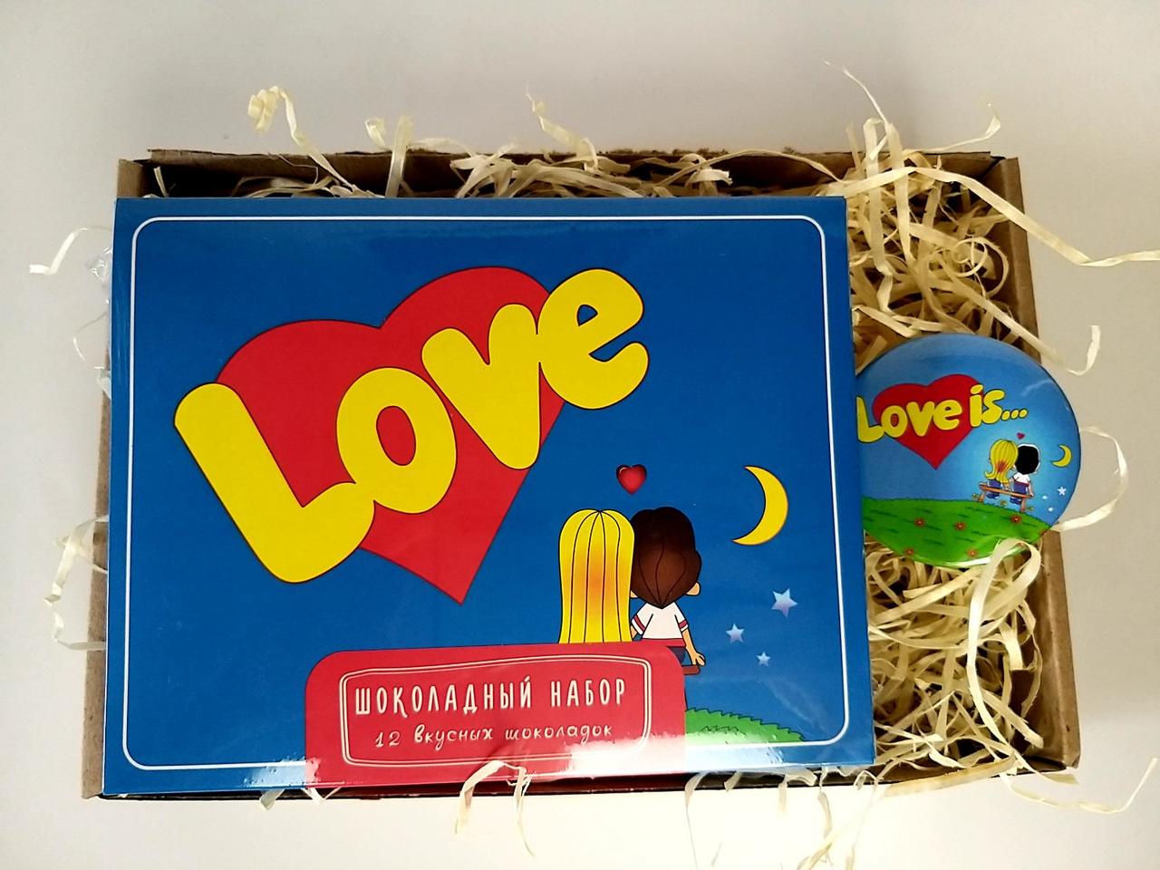 Подарунок у стилі "Love is": шоколадний набір з міні-шоколадок Лав із і круглий значок