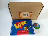 Подарунок у стилі "Love is": шоколадний набір з міні-шоколадок Лав із і круглий значок, фото 2