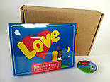 Подарунок у стилі "Love is": шоколадний набір з міні-шоколадок Лав із і круглий значок, фото 3