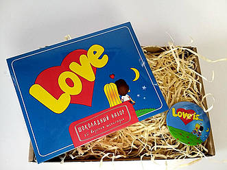 Подарунковий набір "Love is": шоколадний набір з міні-шоколадок Лав із і круглий значок