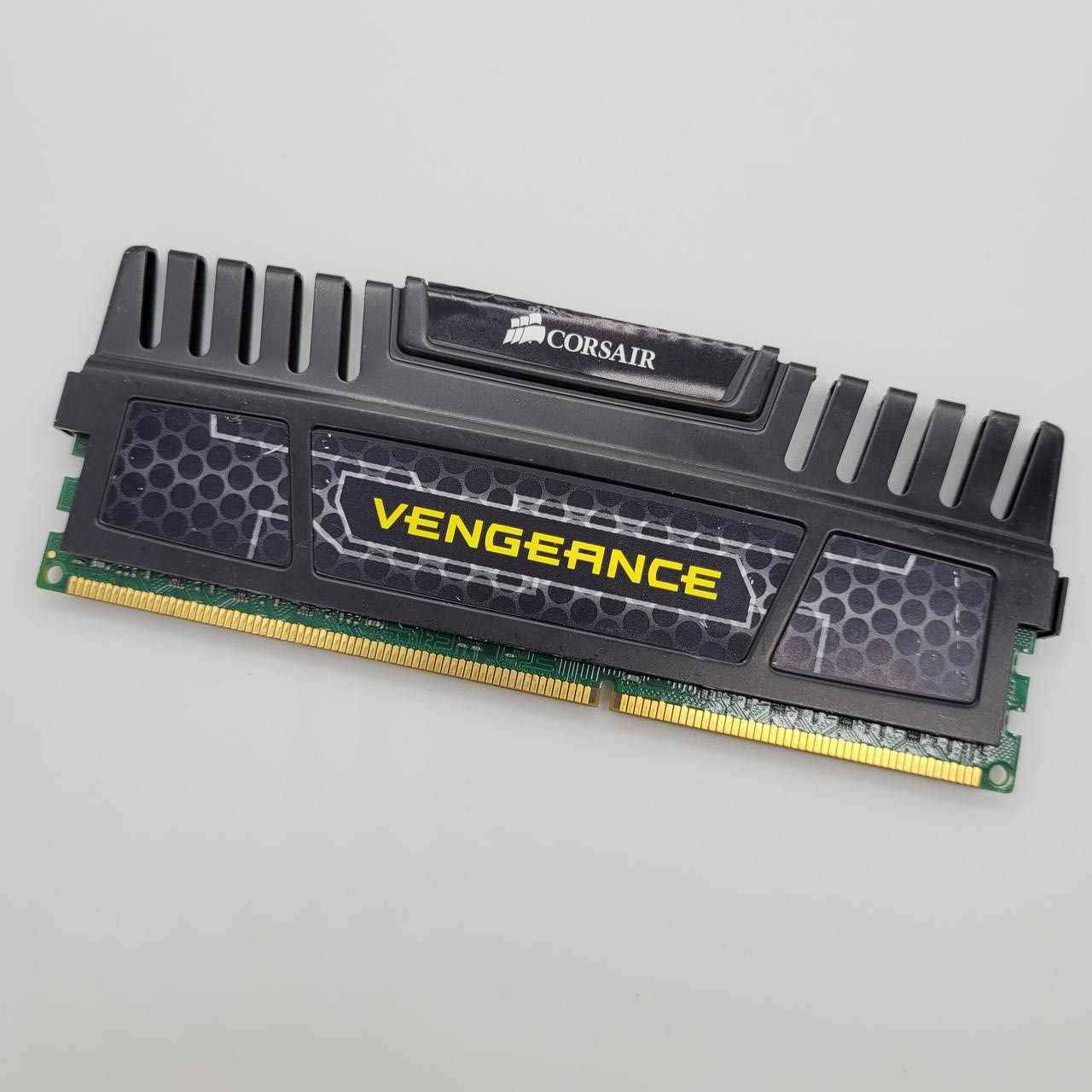 Ігрова оперативна пам'ять Corsair Vengeance DDR3 4Gb 1600MHz PC3-12800U 2R8 CL9 (CM3X4GBA1600C9V4) Б/У