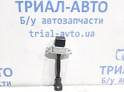 Обмежувач двері передній правий Mitsubishi Lancer 2007-2013 5702A079 (Арт.22121)