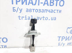 Обмежувач двері передній правий Mitsubishi Lancer 2007-2013 5702A079 (Арт.22126)