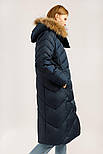Довгий жіночий пуховик з хутром єнота Finn Flare W19-11012-101 темно-синій M, фото 2
