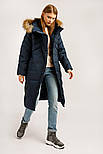 Довгий жіночий пуховик з хутром єнота Finn Flare W19-11012-101 темно-синій M, фото 4