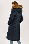 Довгий жіночий пуховик з хутром єнота Finn Flare W19-11012-101 темно-синій M, фото 3
