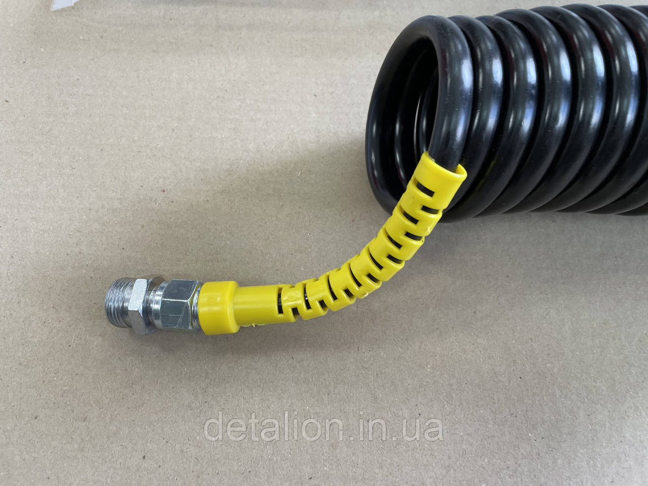 Шланг прицепа спиральный черный с желтыми наконечниками (М22х1.5) 5.5м ...