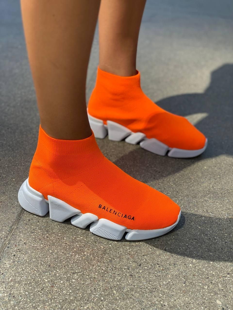 Яскраві кроси Баленсіага. Помаранчеві жіночі кросівки BALENCIAGA.