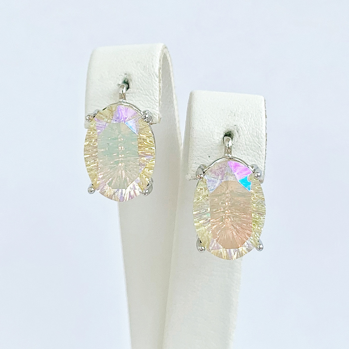 Серьги SONATA з медичного золота, кристали Swarovski сирево-зеленого кольору, пологів, 25605