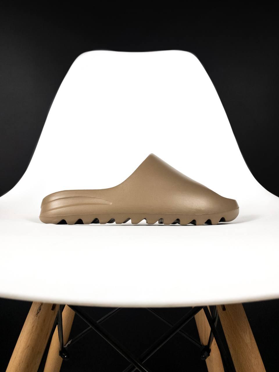 Коричневі шльопанці унісекс Adidas Yeezy Slide Brown. Класні жіночі та чоловічі капці Адідас. Шльопанці унісекс., фото 1