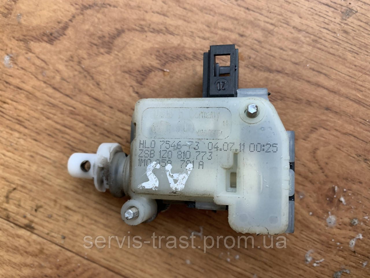 Моторчик лючка бензобака Skoda Octavia A5 1M0 959 781A 1Z0 810 773