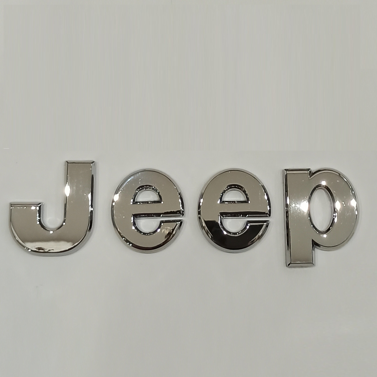 Емблема Jeep металева хромована на капот або кришку багажника, на двосторонньому скотчі