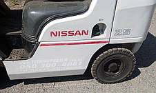 Японський газ-бензиновий навантажувач вилочний 2.5 тонни Nissan P1F2A25D 2012 б/у, фото 3