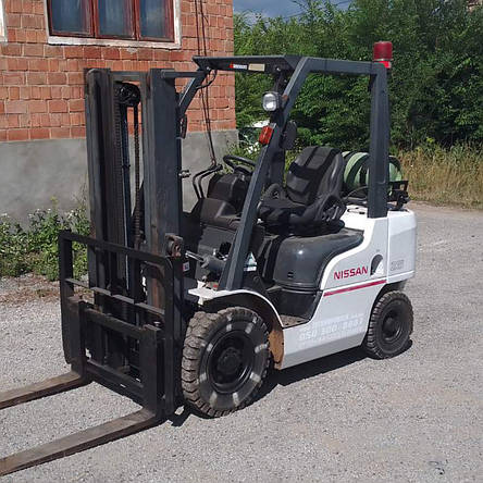 Японський газ-бензиновий навантажувач вилочний 2.5 тонни Nissan P1F2A25D 2012 б/у, фото 2