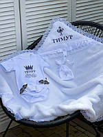 Именной комплект для крещения белый с синим, вышивка: корона, имя, вензеля