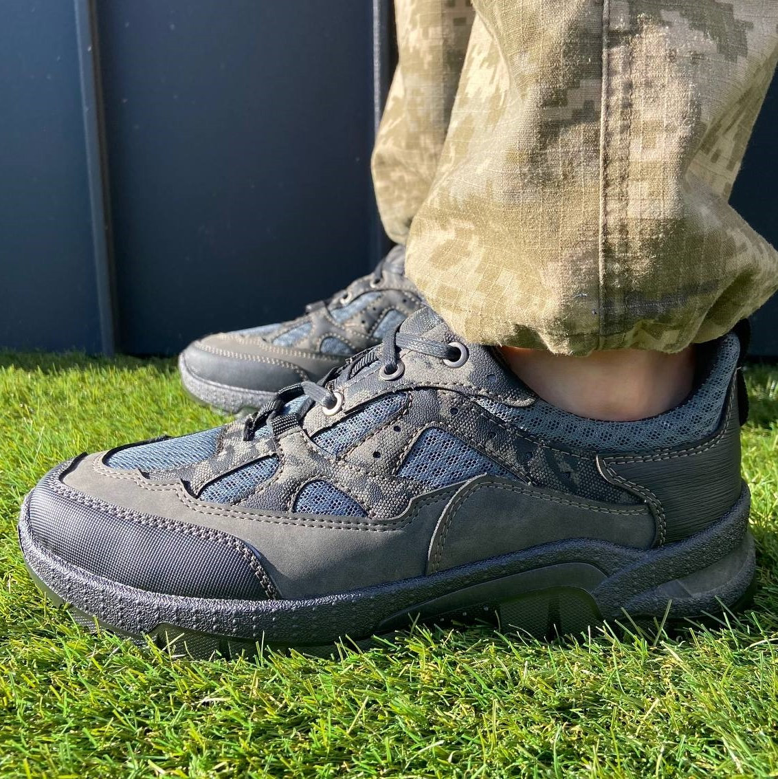 Воєнні чоловічі кросівки на літо