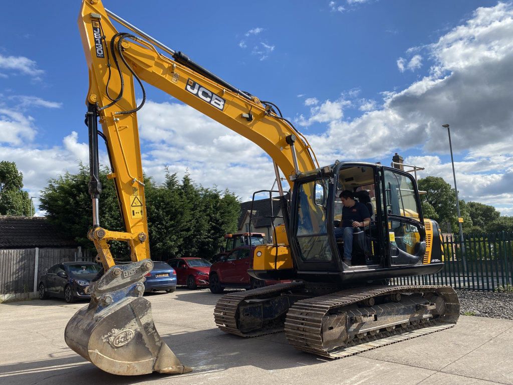 Гусеничний екскаватор JCB JS130LC 2017 року