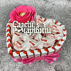 Подарунок дівчині солодкий бокс серце з шоколадним бортиком Kinder та цукерками Рафаелло на День народження