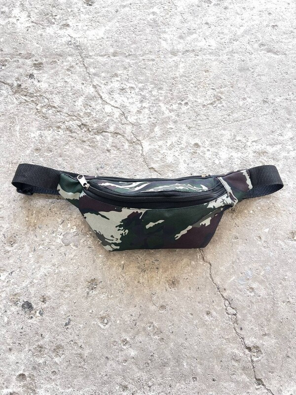 Невелика камуфляжна бананка з чорним логотипом, фото 1