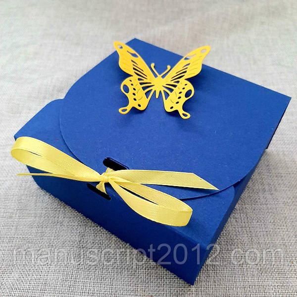 Подарочная коробка с летающими бабочками