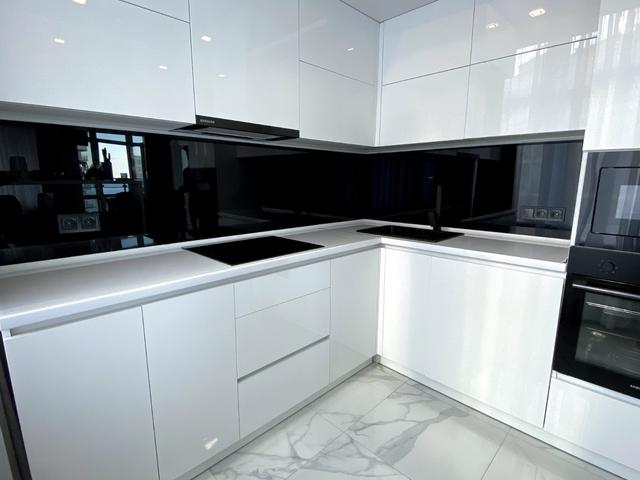 черный-стеклянный-фартук-лакобель-на-белой-кухне chernyy-steklyannyy-fartuk-lakobel-skynaly