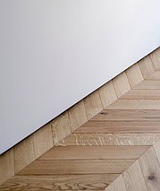 Плінтус підлогового прихованого монтажу з ефектом ширяльної стіни, колір чорний, фото 2