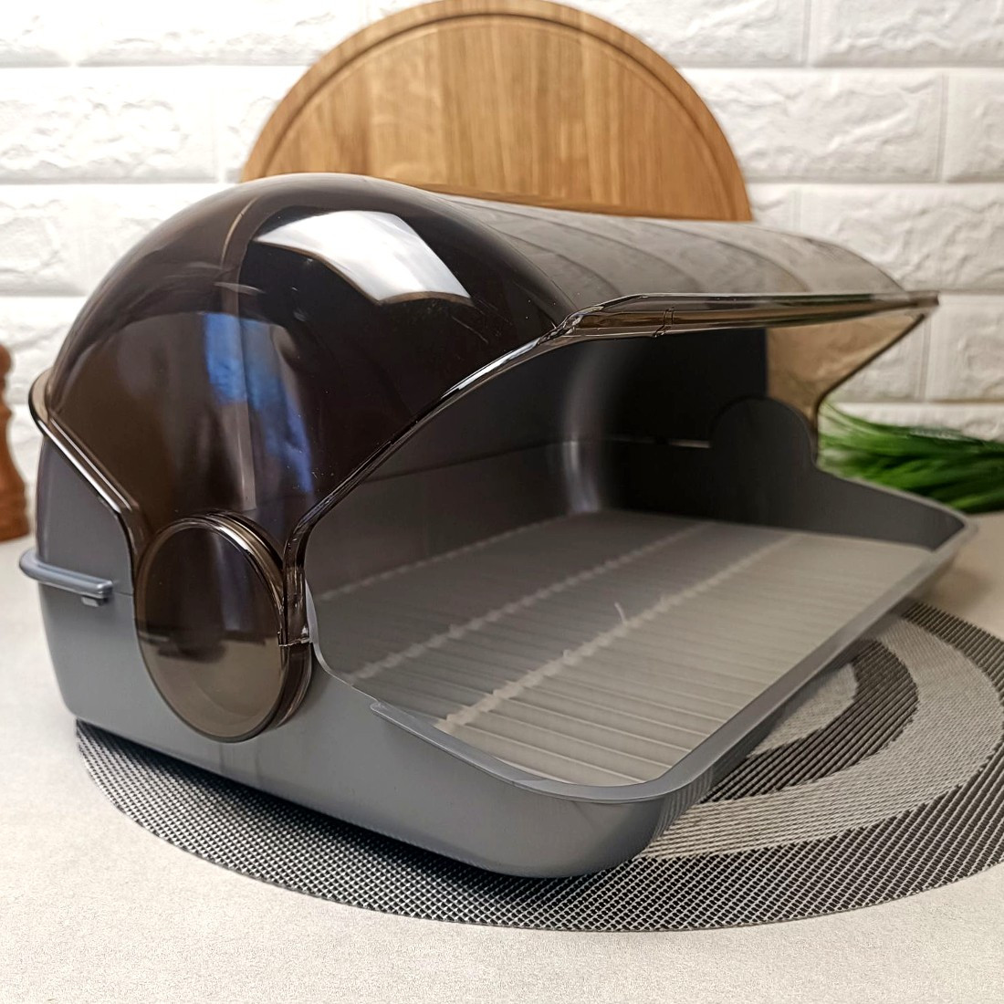 Містка світло-сіра пластикова хлібниця з відкидною кришкою 41*27*18.5 см