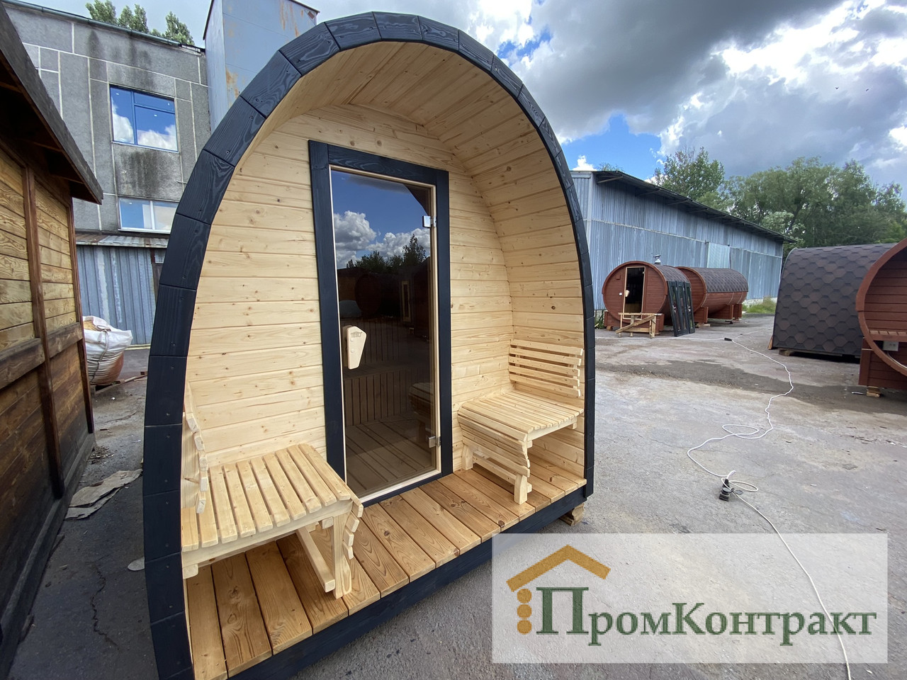 Баня-бочка в стиле Иглу 6,0х2,4х2,7м. Outdoor POD Sauna Igloo. Доставка бань бочек в стиле Иглу по Украине и Европе нашим транспортом. Отправка на экспорт бань бочек: услуги затаможки бань бочек, оформление всех сертификатов: сертификат Евро 1 для удешевления растаможки, фито сертификат, сертификат нашего производства. Сауна в стиле Иглу имеет уникальный дизайн, которая украсит любой участок. Изготовлена вручную на нашем производстве из разных видов древесины. Купить готовую деревянную баню-бочку в стиле Иглу под ключ у производителя: (+38) 067-410-49-33 Viber, Telegram, WhatsApp