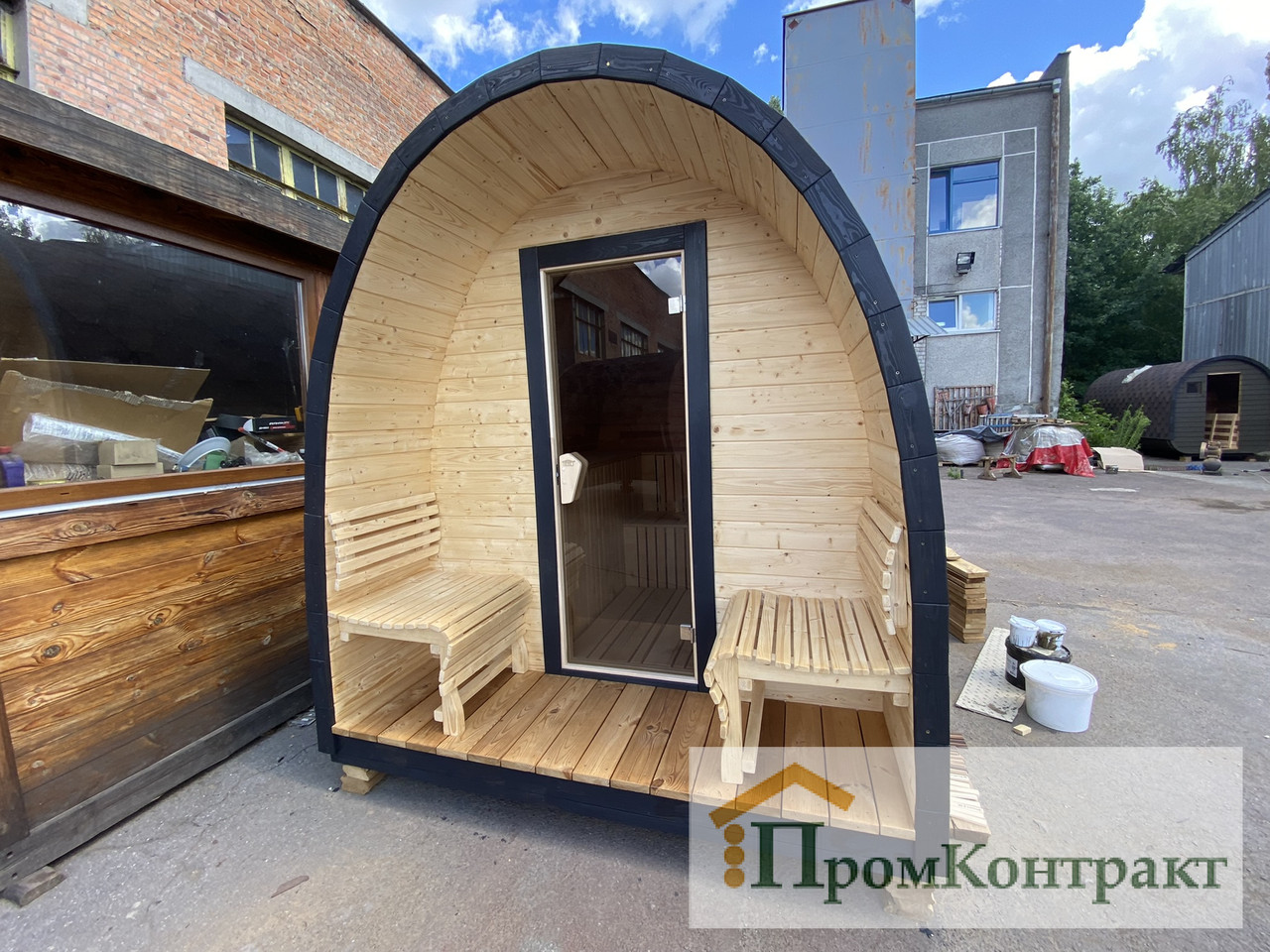 Баня-бочка в стиле Иглу 6,0х2,4х2,7м. Outdoor POD Sauna Igloo. Доставка бань бочек в стиле Иглу по Украине и Европе нашим транспортом. Отправка на экспорт бань бочек: услуги затаможки бань бочек, оформление всех сертификатов: сертификат Евро 1 для удешевления растаможки, фито сертификат, сертификат нашего производства. Сауна в стиле Иглу имеет уникальный дизайн, которая украсит любой участок. Изготовлена вручную на нашем производстве из разных видов древесины. Купить готовую деревянную баню-бочку в стиле Иглу под ключ у производителя: (+38) 067-410-49-33 Viber, Telegram, WhatsApp