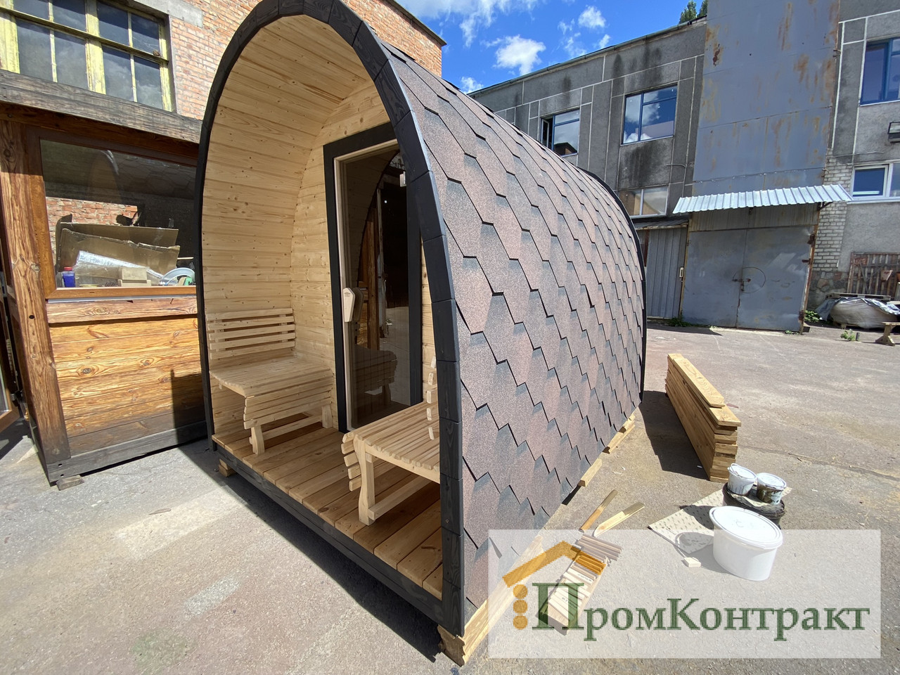 Баня-бочка в стиле Иглу 6,0х2,4х2,7м. Outdoor POD Sauna Igloo. Доставка бань бочек в стиле Иглу по Украине и Европе нашим транспортом. Отправка на экспорт бань бочек: услуги затаможки бань бочек, оформление всех сертификатов: сертификат Евро 1 для удешевления растаможки, фито сертификат, сертификат нашего производства. Сауна в стиле Иглу имеет уникальный дизайн, которая украсит любой участок. Изготовлена вручную на нашем производстве из разных видов древесины. Купить готовую деревянную баню-бочку в стиле Иглу под ключ у производителя: (+38) 067-410-49-33 Viber, Telegram, WhatsApp