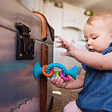 Сенсорне брязкальце на присоску Блакитний прорізувач для зубів від Fat Brain Toys, фото 4