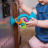 Сенсорне брязкальце на присоску Блакитний прорізувач для зубів від Fat Brain Toys, фото 2