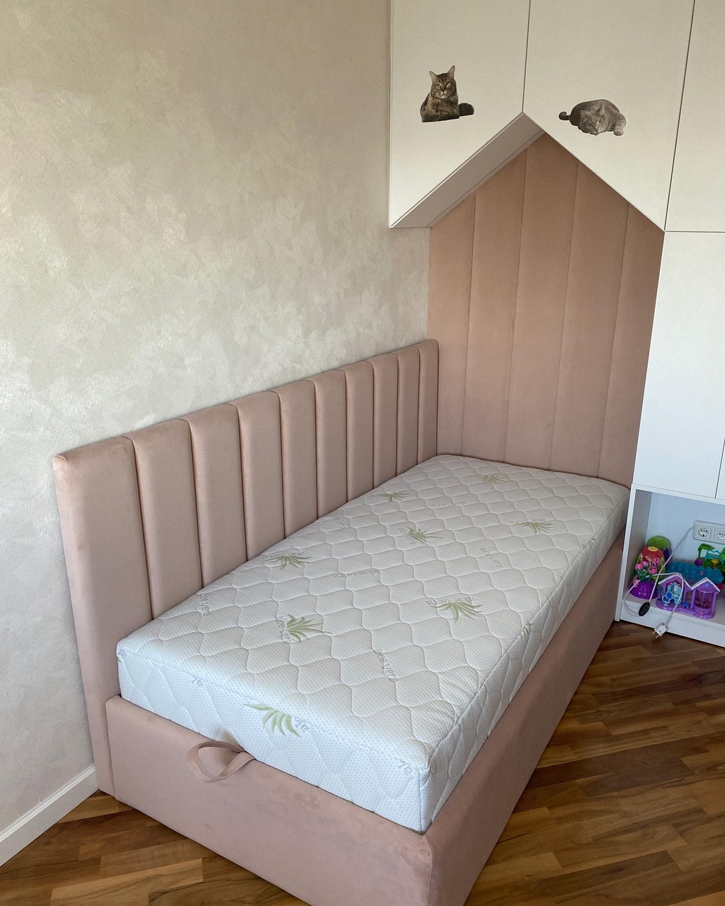 Дитяче ліжко з м‘якою панелю