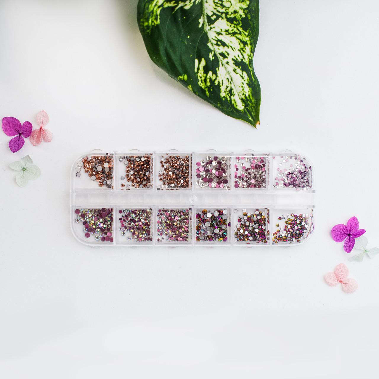 Стрази мікс кольорів та розмірів у контейнері