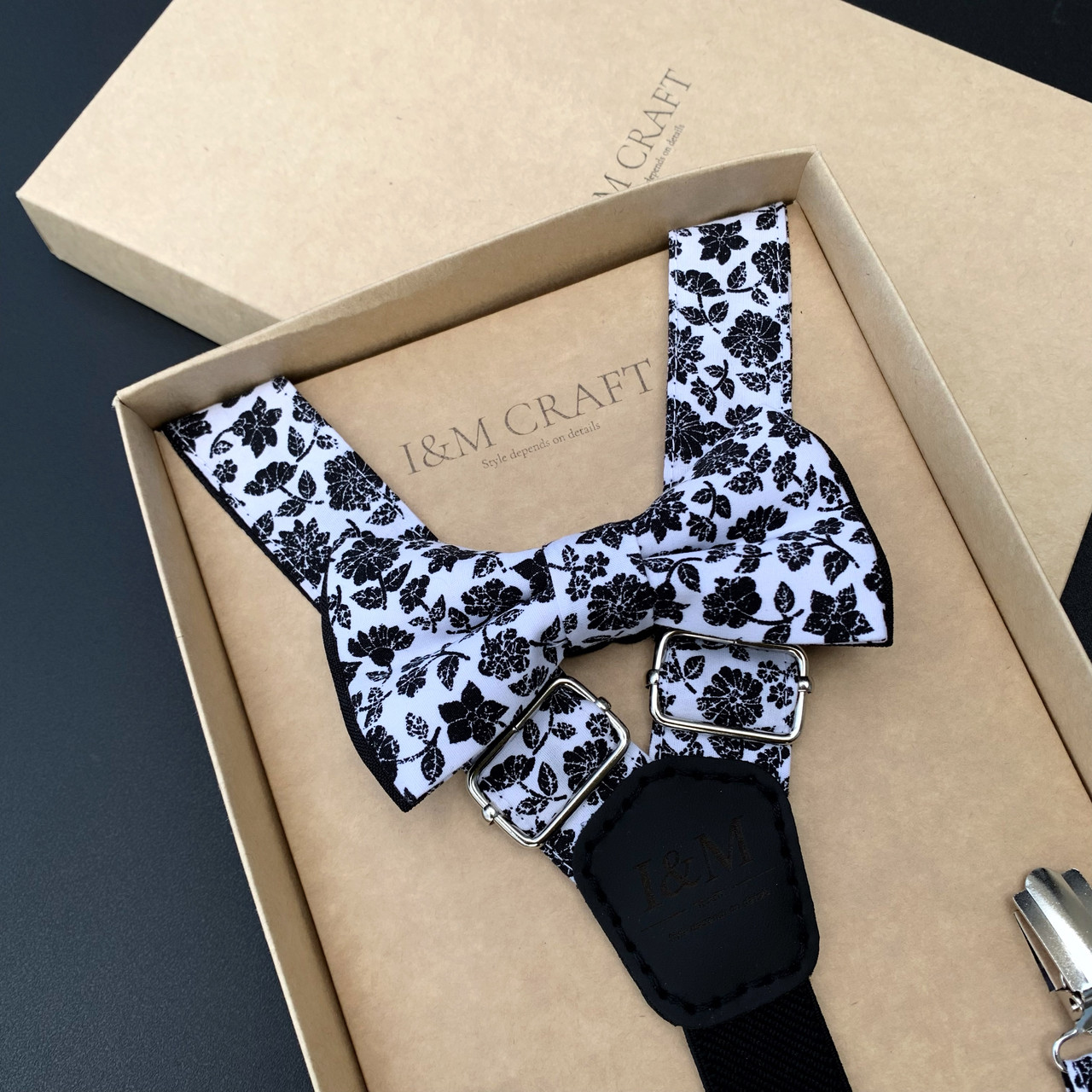 Набор I&M Craft галстук-бабочка и подтяжки для брюк белый с черными цветочками (030270) - фото 2 - id-p879259208