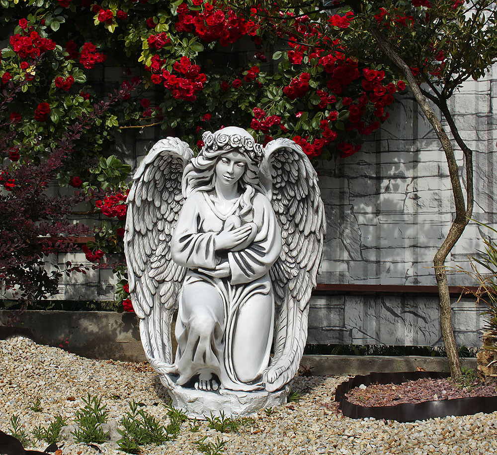 Садова фігура Ангел із серцем 76х60х60 см Гранд Презент ССП00007 Сірий
